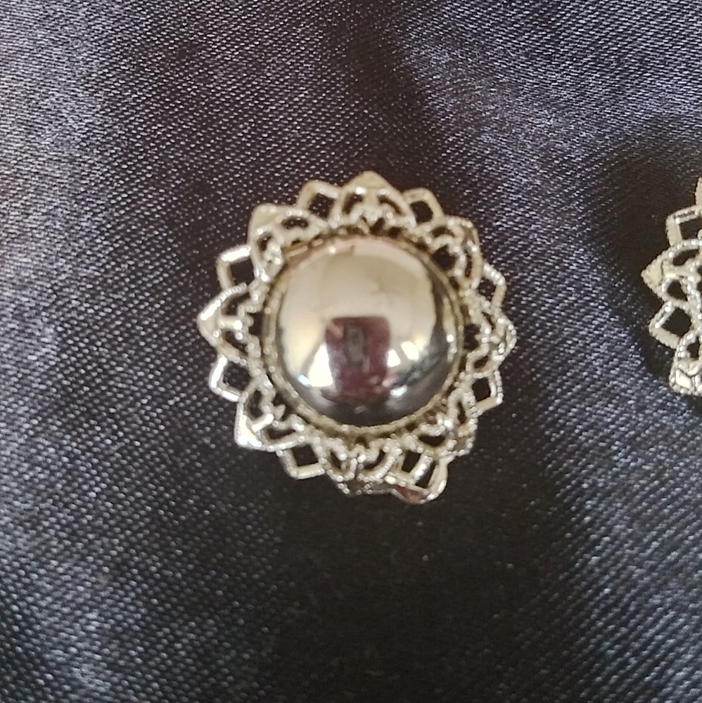 Silver clipon clip on circle flower border earring - Picture 2 of 9